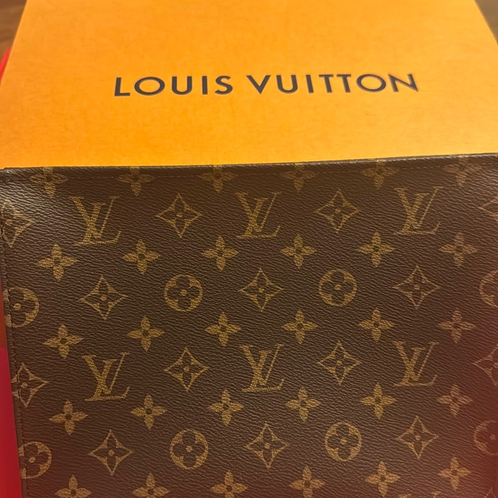 Amazing classic Louis Vuitton Monogram Toiletry Pouch 26 New in original box 📦